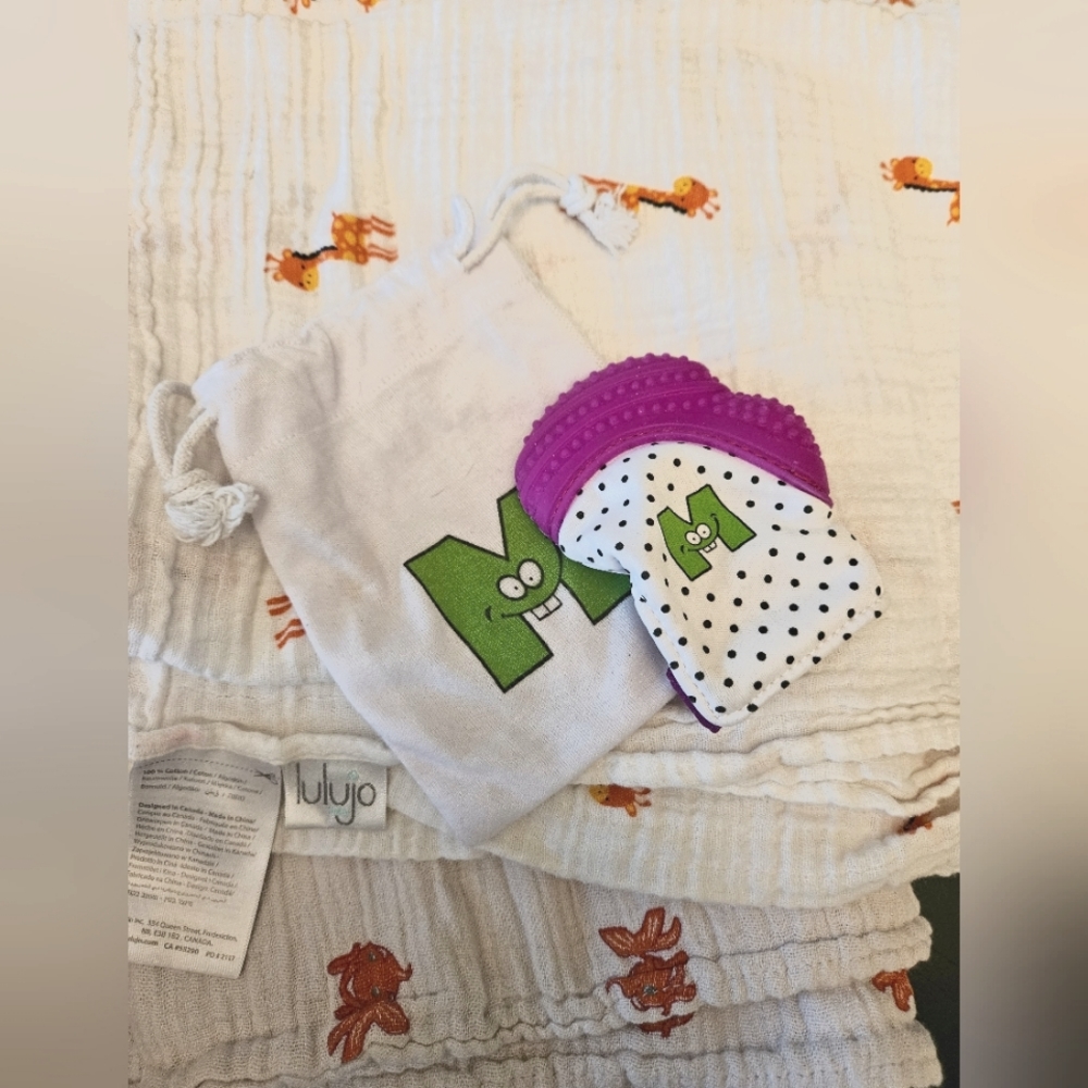 2 muslin swaddling blankets and one excellent condition munch mitt.